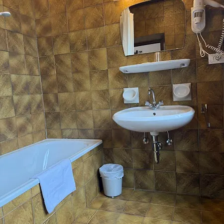 Gasthof Goldenes Lamm Vahrn Room photo